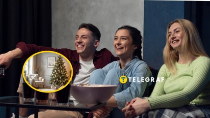 Люди смотрят фильм