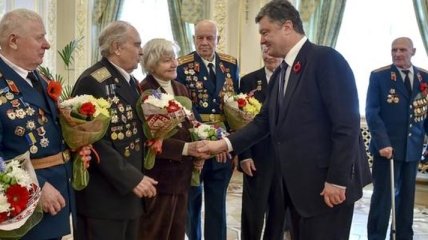 Порошенко наградил ветеранов медалью "70 лет Победы над нацизмом"