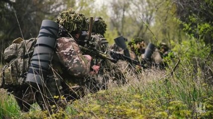Природа снова помогает украинским военным лучше маскироваться во время отслеживания врага