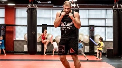 UFC расторгла контракт с россиянином Штырковым после проваленного допинг-теста