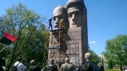 В Киеве пытаются демонтировать памятник чекистам