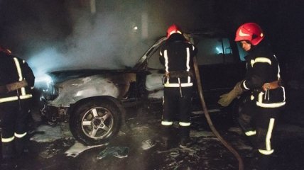 В Киеве дотла сгорел автомобиль Land Cruiser, принадлежащий депутату