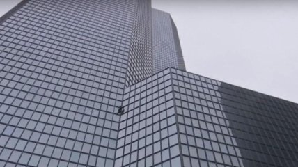 Во Франции "человек-паук" покорил 187-метровый небоскреб (Видео)