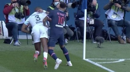 Неймар со злости толкнул соперника во время матча (видео)