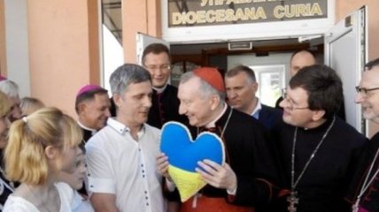 В Запорожье прихожане подарили Госсекретарю Ватикана "сердце для Папы"