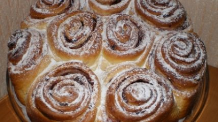 Пирог «Роза» с джемом и изюмом