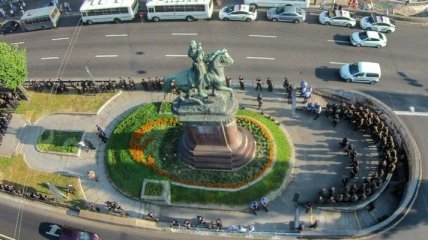 В Киеве снова не снесли памятник Щорсу