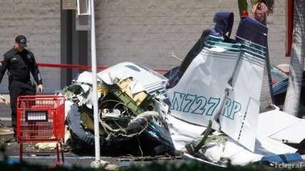 В Калифорнии самолет упал на автостоянку