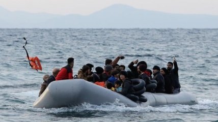 В Греции с острова Лесбос на материк перевозят сотни беженцев