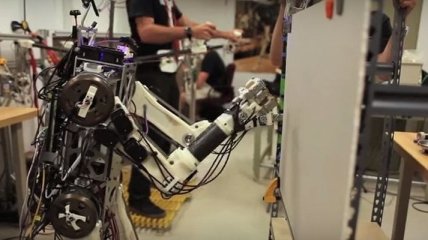 Ученые создали робота-спасателя с системой обратной связи (Видео)
