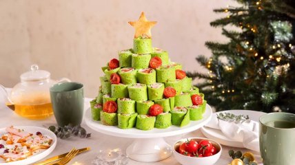 Святкова їстівна ялинка з млинців