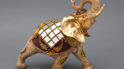 Статуетка слона — один з магнітів удачі, згідно з фен-шуй