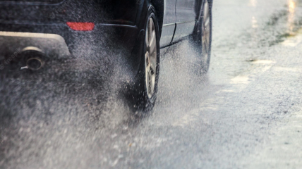 Безпека за кермом: як поводитись на мокрій дорозі під час осінніх дощів