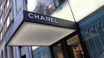 Chanel присоединяется к борьбе с пандемией: дом моды будет шить защитные средства