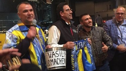 Ломаченко подарил перчатки, трусы и ведро Международному залу боксерской славы