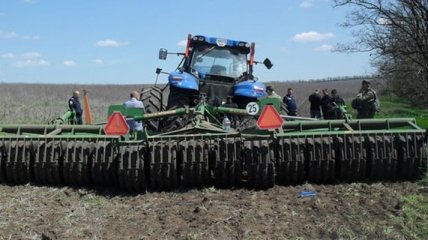 В Донецкой области тракторист подорвался на мине