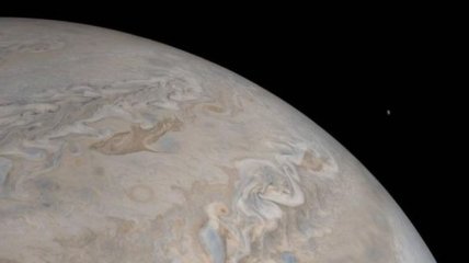 NASA поделилось снимком Ио и Юпитера