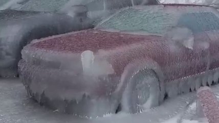 Во Владивостоке после ночного дождя машины накрыло толстым слоем льда: очевидцы показали видео