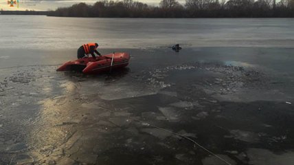 Один з хлопчиків ледве тримався на плаву