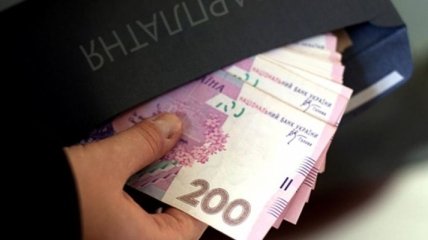 Украинцы, получающие зарплату в конвертах, рискуют остаться без субсидий 