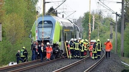 В Германии грузовик протаранил поезд: 25 пострадавших