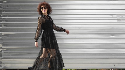 Кожаные и белые платья отвоевали свою популярность