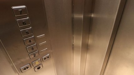 В Сумах оборвался лифт с младенцем внутри