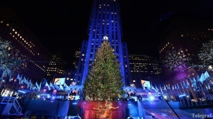 В Нью-Йорке устанавливают главную рождественскую елку