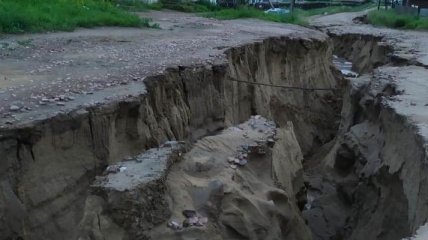 Это не землетрясение: в российском городе разверзлись гигантские трещины и всплывают трупы (фото, видео)
