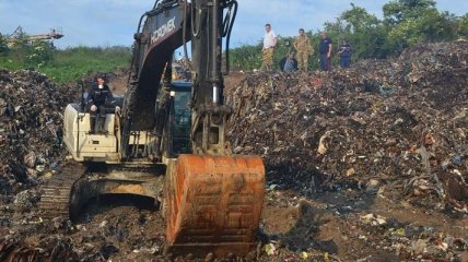ГСЧС: На свалке мусора под завалами возле Львова найдено тело спасателя