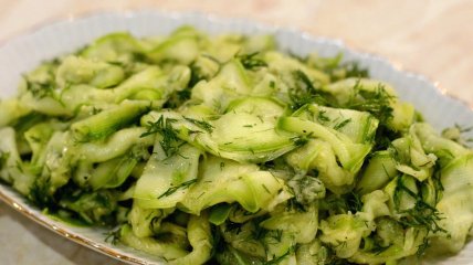 Швидкі мариновані кабачки (відео)