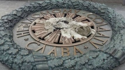 В Киеве Вечный огонь залили цементом, а посередине поставили крест