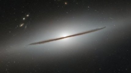 "Хаббл" показал снимок галактики, "лежащей на боку"