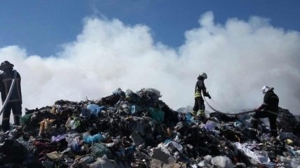 На Киевщине горит мусорная свалка