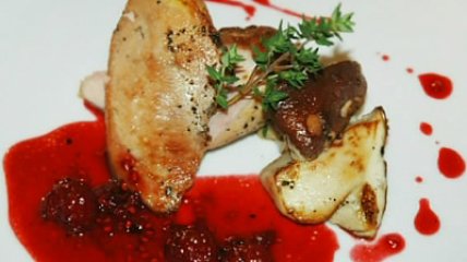 Грудка фазана с жареными грибами и малиновым соусом