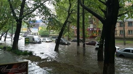 Авто поплыли: Херсон "утонул" после проливного дождя (Фото и видео)