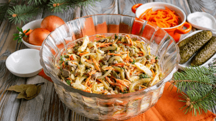 Салат з печінкою, морквою та огірками