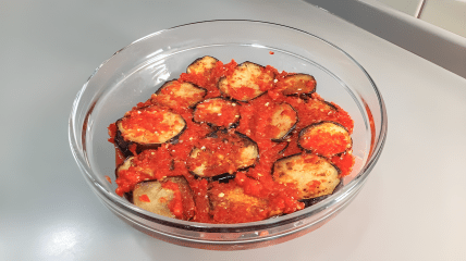 Гостренька закуска з баклажанів