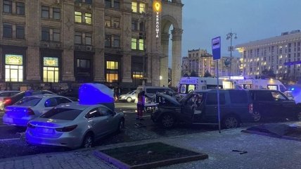 Авто влетело прямо в остановку с людьми: появилось видео с моментом жуткой аварии на Майдане Независимости в Киеве