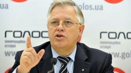 Свободовцы забросали лидера КПУ Петра Симоненко яйцами