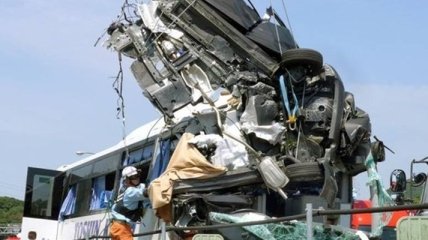В Японии туристический автобус столкнулся с легковушкой, много раненых