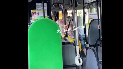 "Сервис за 10 грн": в Днепре пассажир подрался с невежливым водителем прямо в маршрутке (видео)