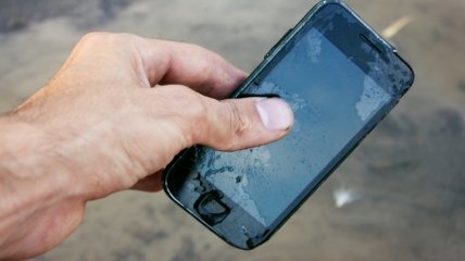 Что делать, если упавший в воду телефон разобрать невозможно