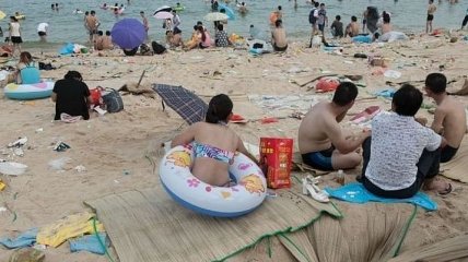 Как выглядит пляжный отдых китайцев (Фото)