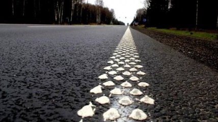 На дорогах Украины хотят внедрить шумовую и световую разметки