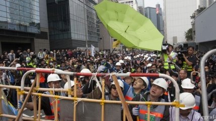 В Гонконге разбирают баррикады (Видео)