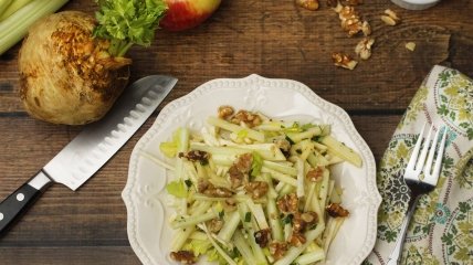 Из сельдерея можно приготовить вкусный и полезный салат