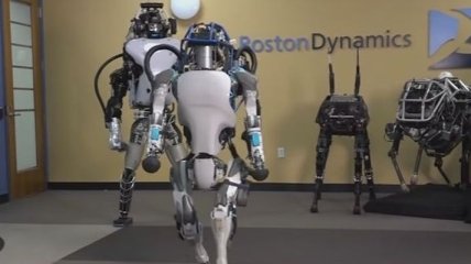 Робот Atlas компании Boston Dynamics научился бегать (Видео) 