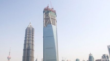Экстремалы забрались на самое высокое здание Китая (Видео)