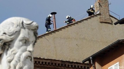 В Ватикане установили дымоход для выборов Папы Римского